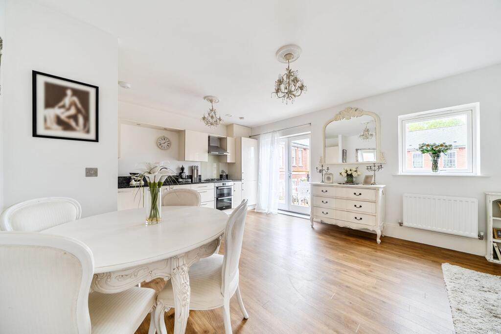Apartment in Kingston upon Thames - View 3