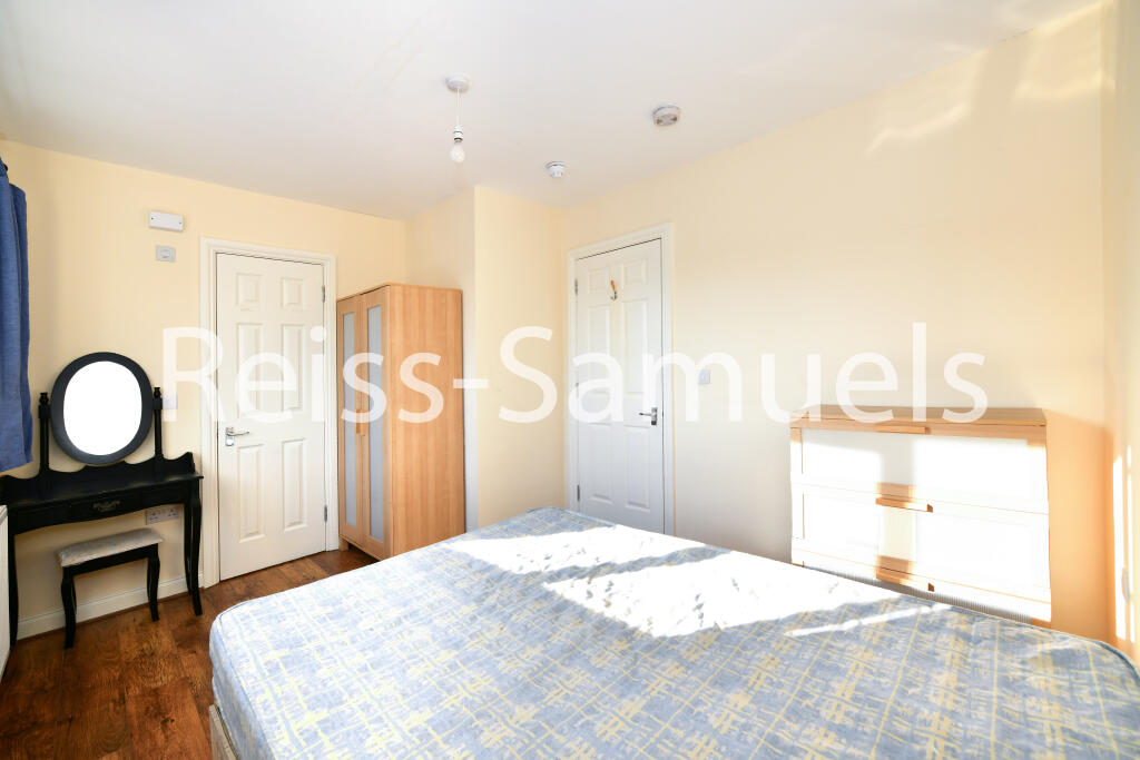 6 bedroom semi-detached house for rent