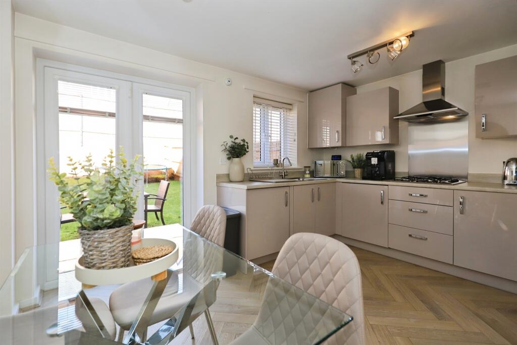 Clover Avenue, Lea Castle, KIDDERMINSTER photo 3