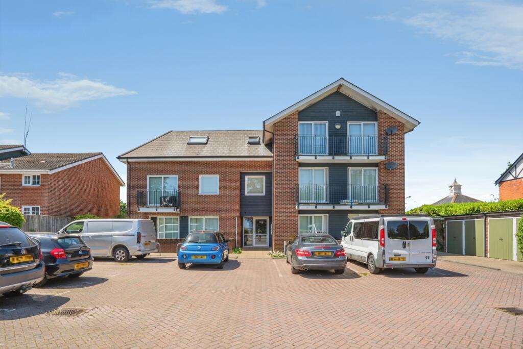 Main image of property: London Road, WATERLOOVILLE, Hampshire, PO7