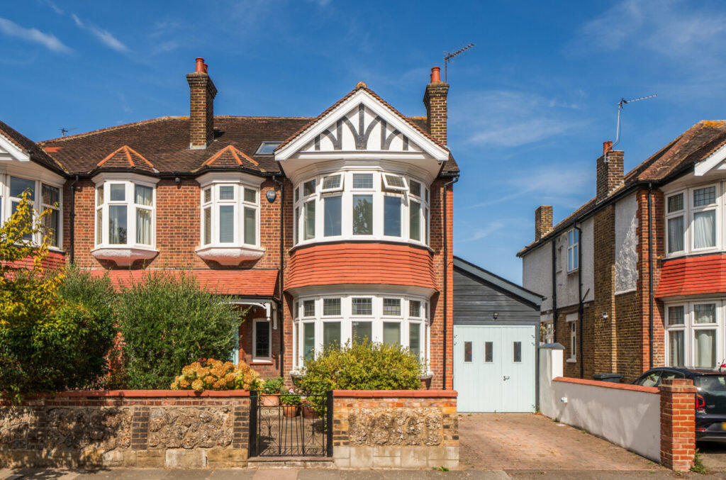 Main image of property: Kingsbridge Avenue, Acton, W3