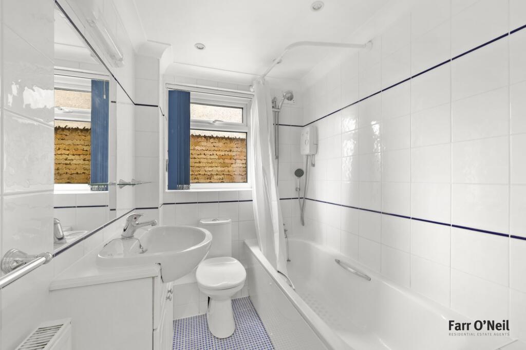 Apartment in Buckhurst Hill - View 4