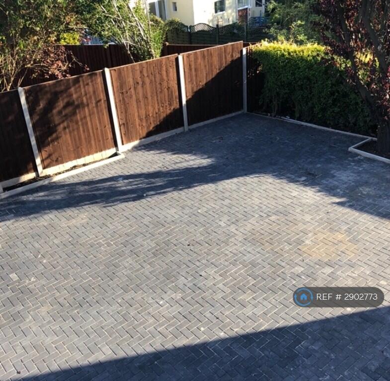 4 bedroom semi-detached house for rent