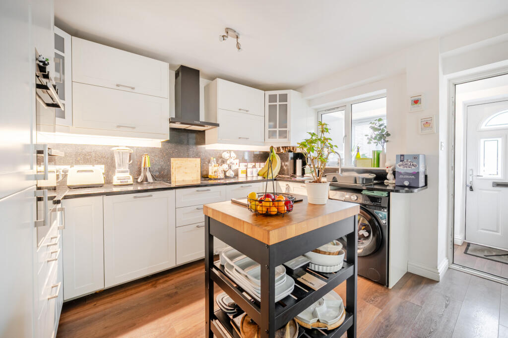 Walton Way, Newbury, RG14 photo 3