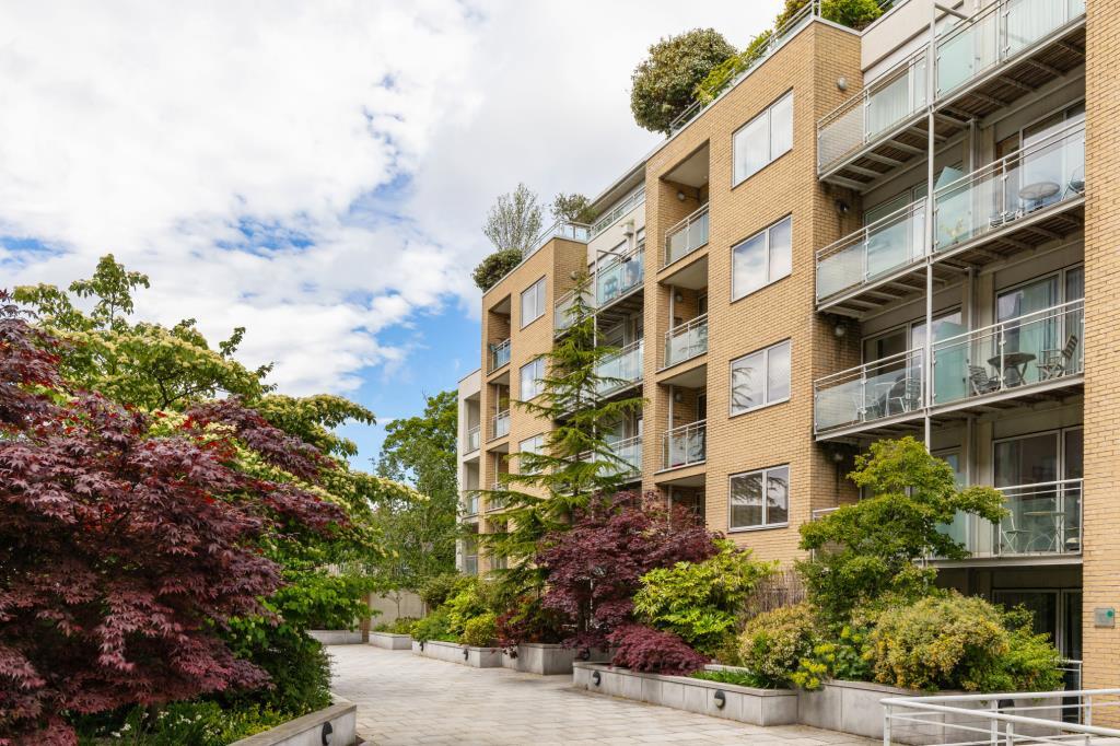 Main image of property: 12 Alexandra Walk, Adelaide Square, Whitefriar Street, Dublin 8, D08 P6KV
