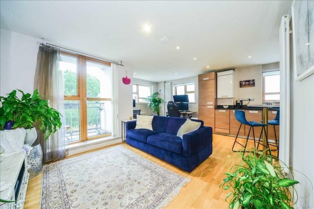 1-bed flat on Denford Street, London, SE10, £300,000