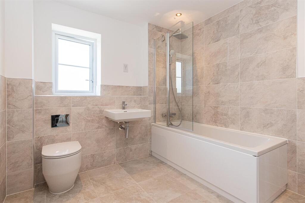 House in Wellingborough, Bozeat - More