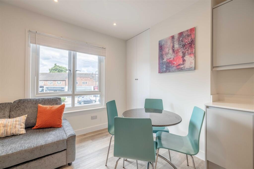 Apartment in Windsor, Clewer Green - View 4
