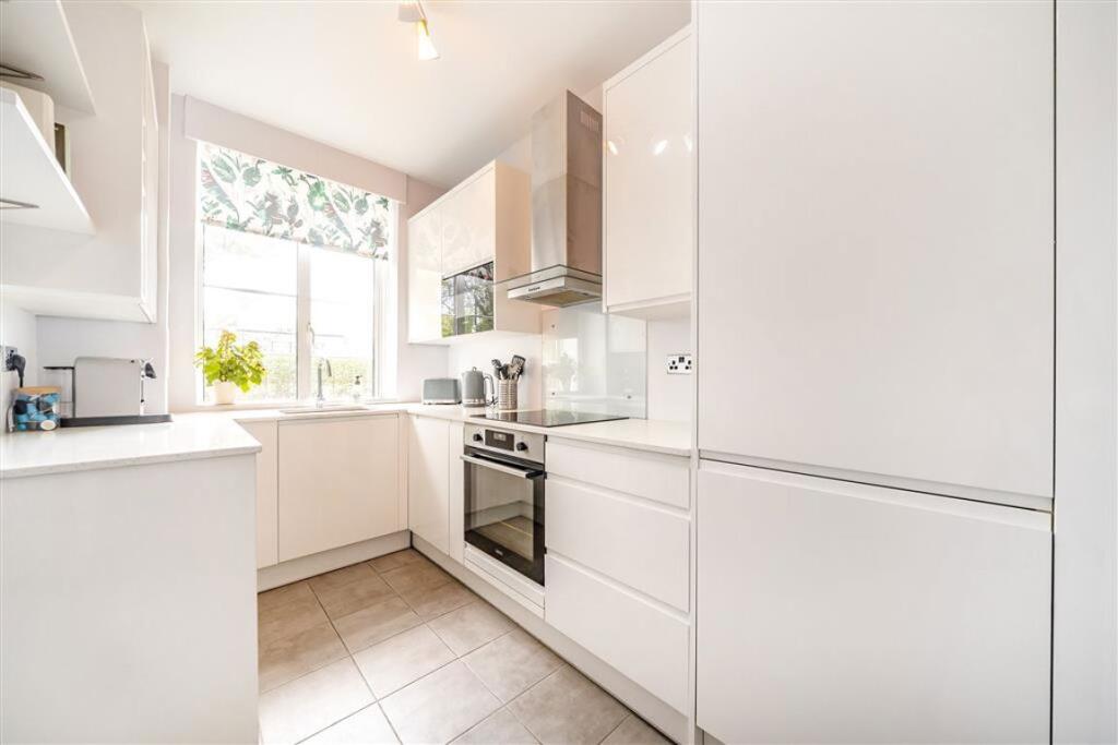 Apartment in London, Brondesbury Park, Brondesbury - View 3