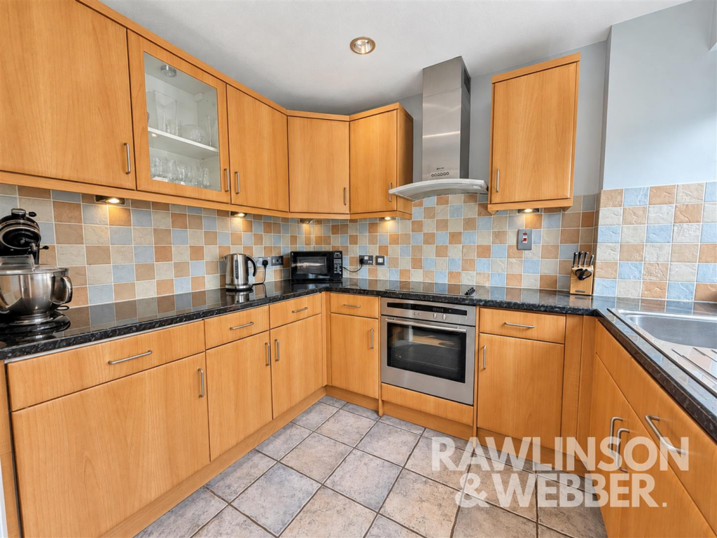 House in Elmbridge, Molesey - More