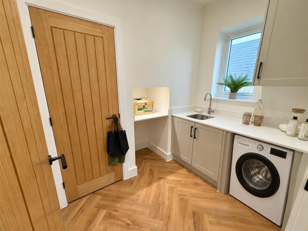 House in Swindon, Highworth - More