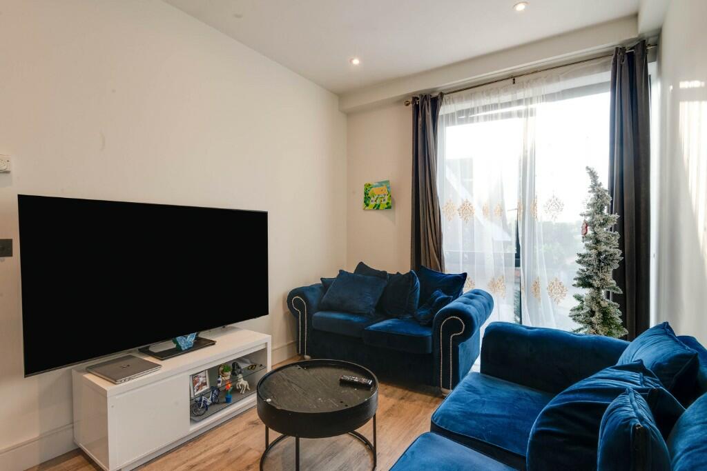 Nixey Close, Slough, Berkshire, SL1 photo 3