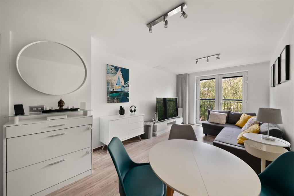 Apartment in Southall - View 3