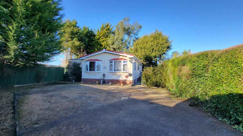 2-bed caravan on Brookfield Home Park, Dukesmead, Peterborough, PE4, £100,000