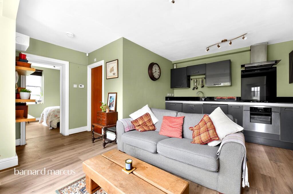 Apartment in Surbiton, Oakhill - View 2