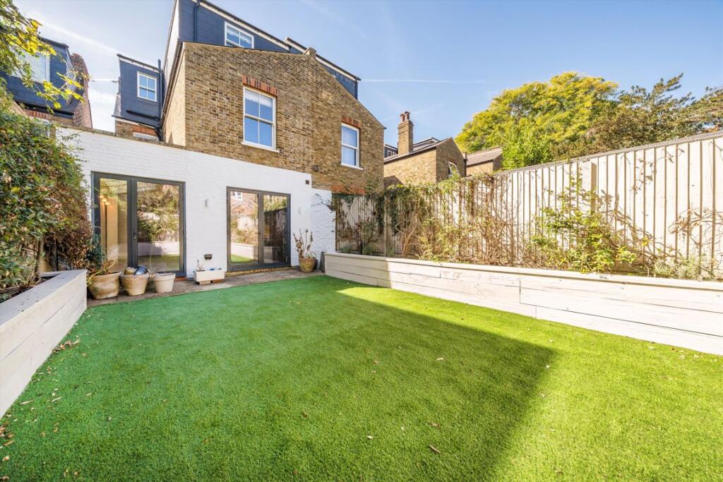House in London, Park Royal - More