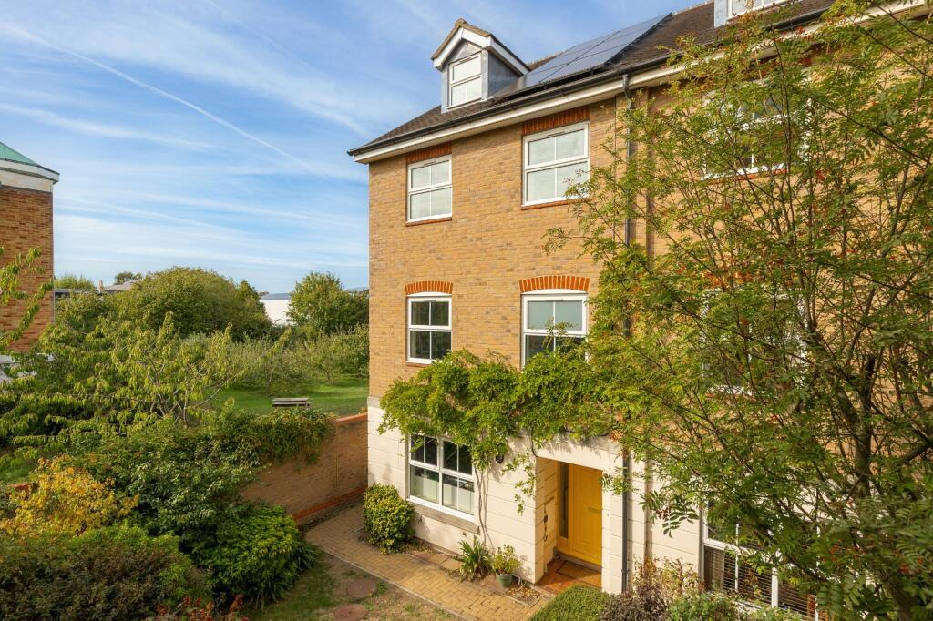 Main image of property: Evening Court, Newmarket Road, Cambridge, Cambridgeshire, CB5