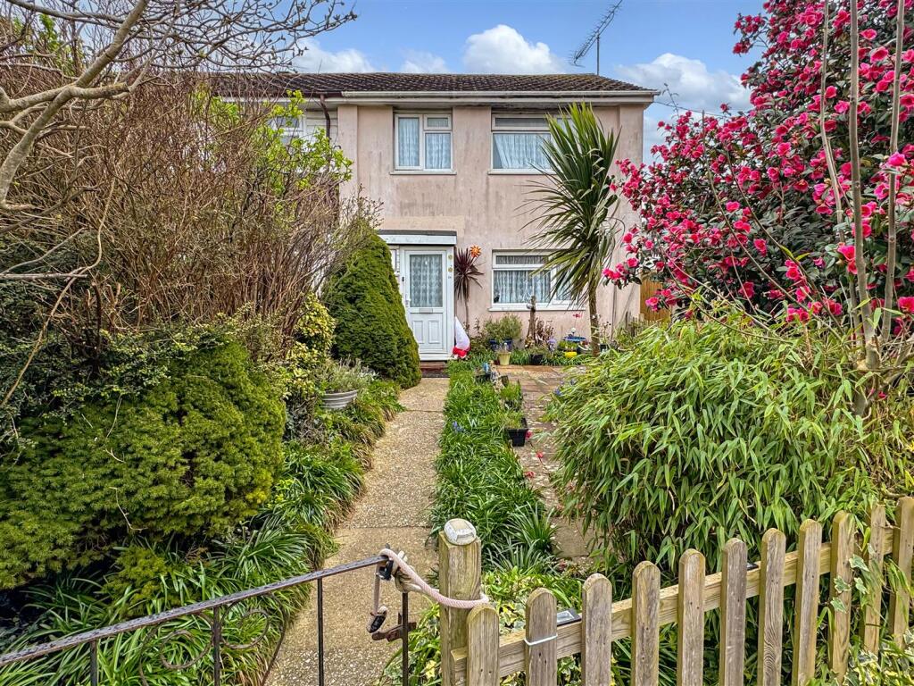 3-bed terraced on Potters Mead, Littlehampton, £235,000