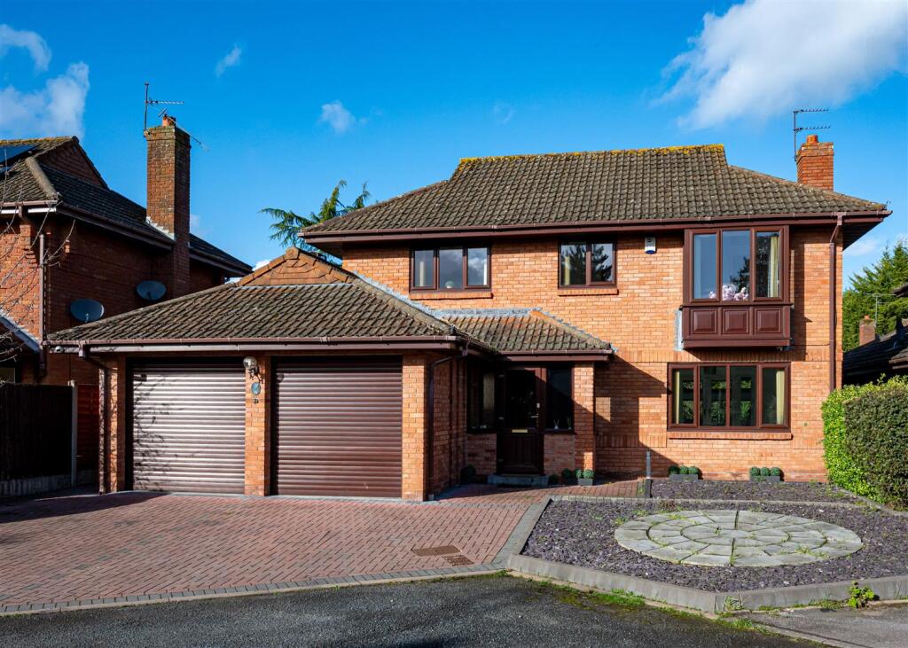 Main image of property: 15 Midhurst Grove, Tettenhall, Wolverhampton, WV6 8XN