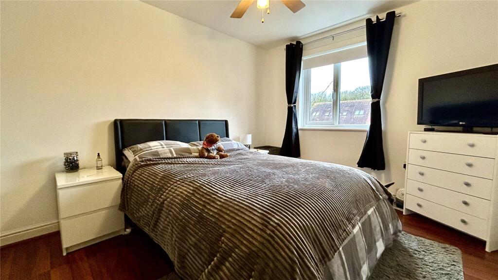 Apartment in Bracknell, Jennett's Park, Hanworth - View 5