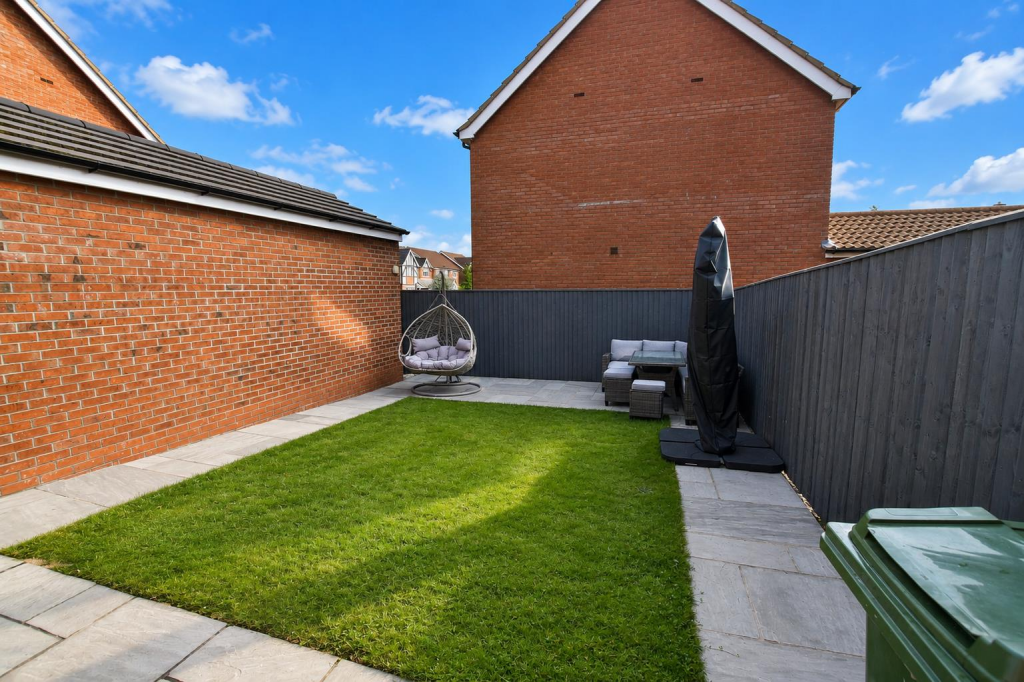 House in New Waltham, Becklands - View 4