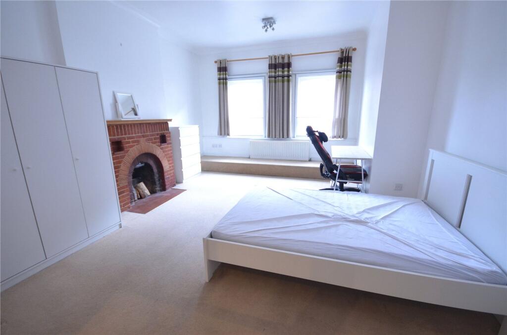 Apartment in Waverley, Farnham - View 3
