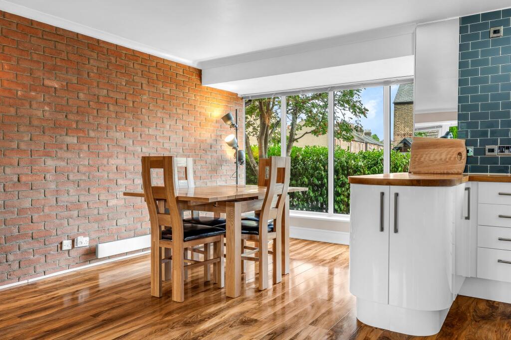 House in East Hertfordshire, Kings Hill, Ware - More