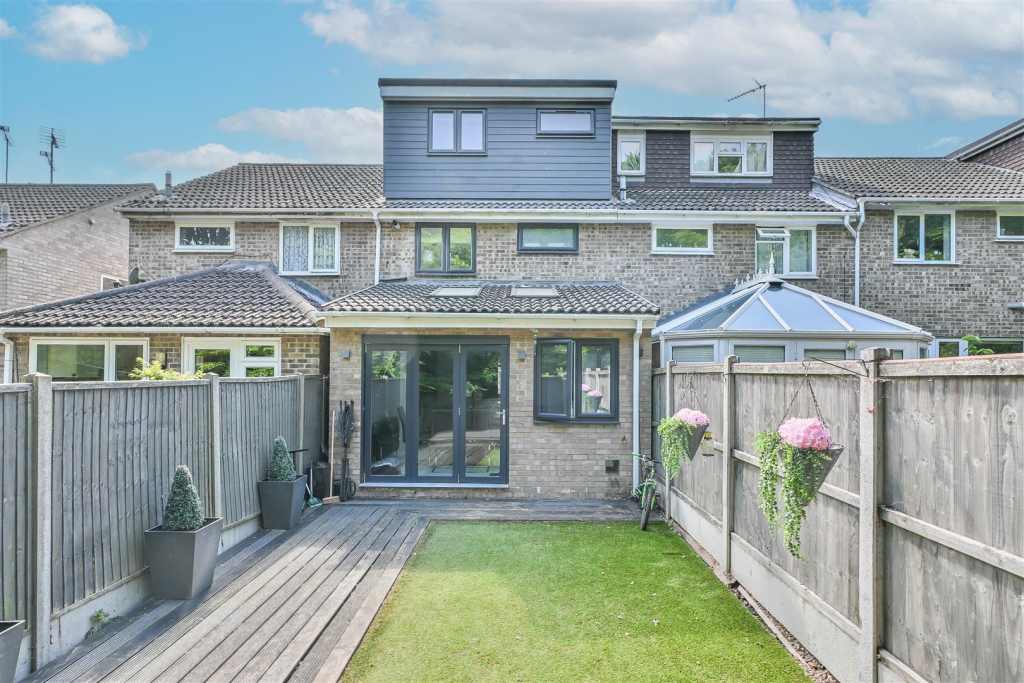 Wistaria Close, Pilgrims Hatch, Brentwood photo 2