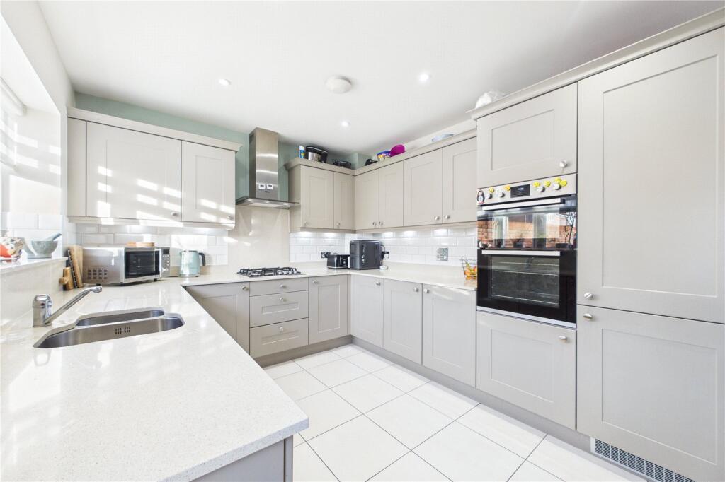 House in Spencers Wood, Ryeish Green, Shinfield - View 4