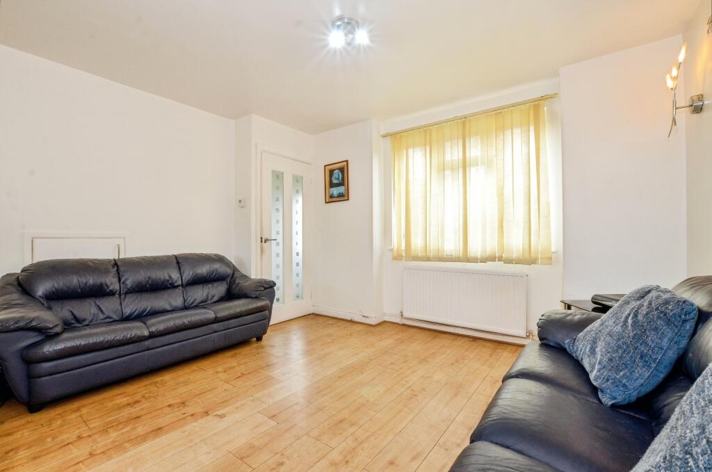 Oakdene Road, Uxbridge, UB10 photo 4