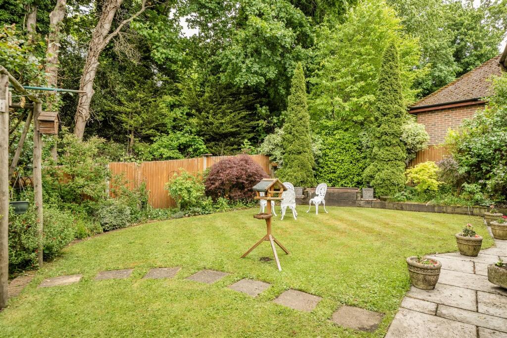 Willowbank Gardens, Tadworth photo 4