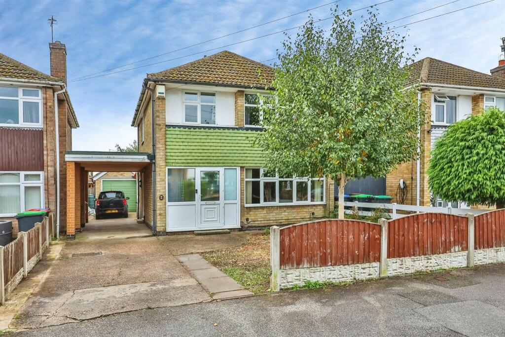 3-bed detached on Walk Mill Drive, Hucknall, Nottingham, £340,000