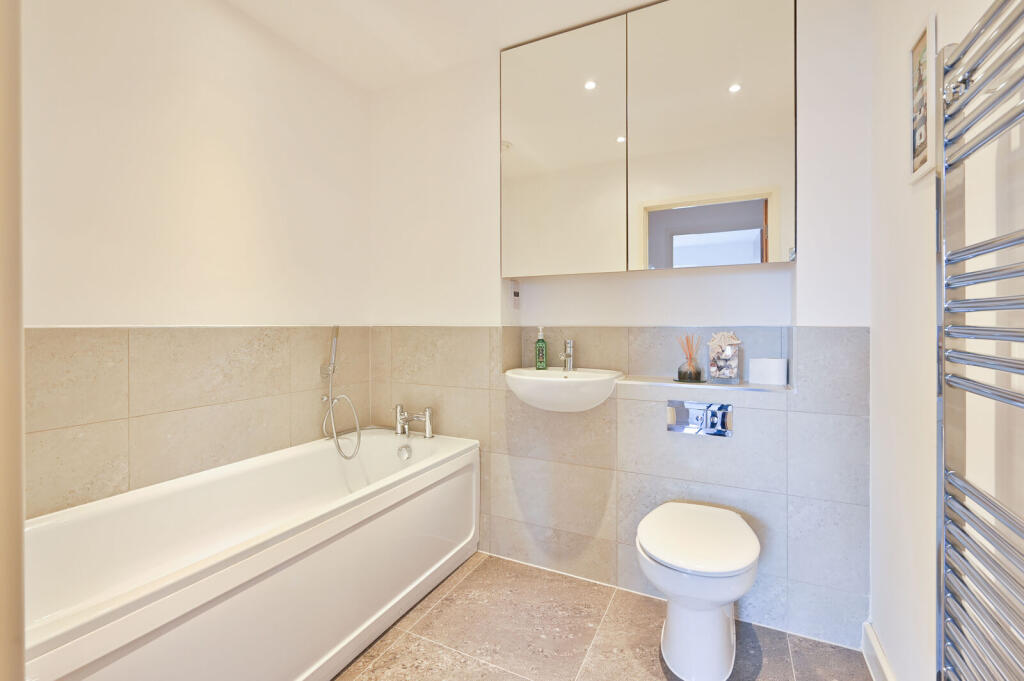 Apartment in Watford - More