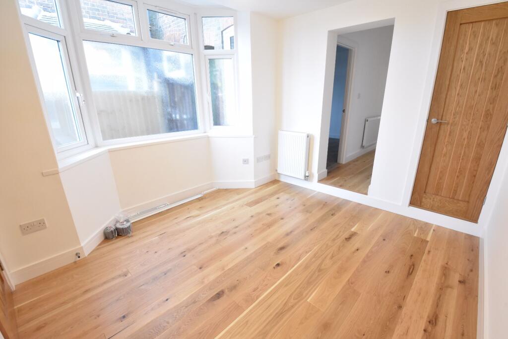 Apartment in Luton, Hart Hill - View 5