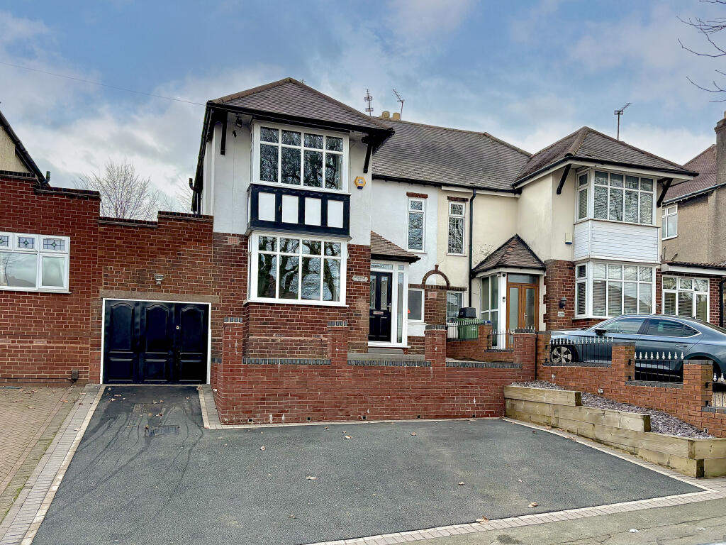 3-bed semi-detached on The Broadway, DUDLEY, DY1 3EB, £300,000