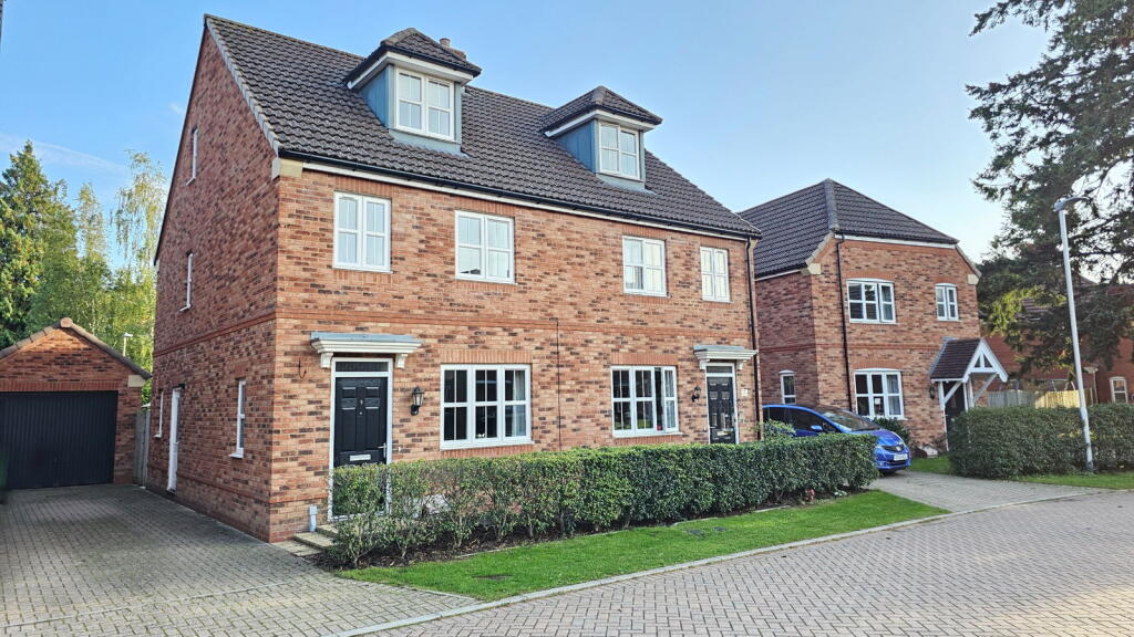 4-bed semi-detached on Greenacre Place, Newbury RG14 7GY, £485,000