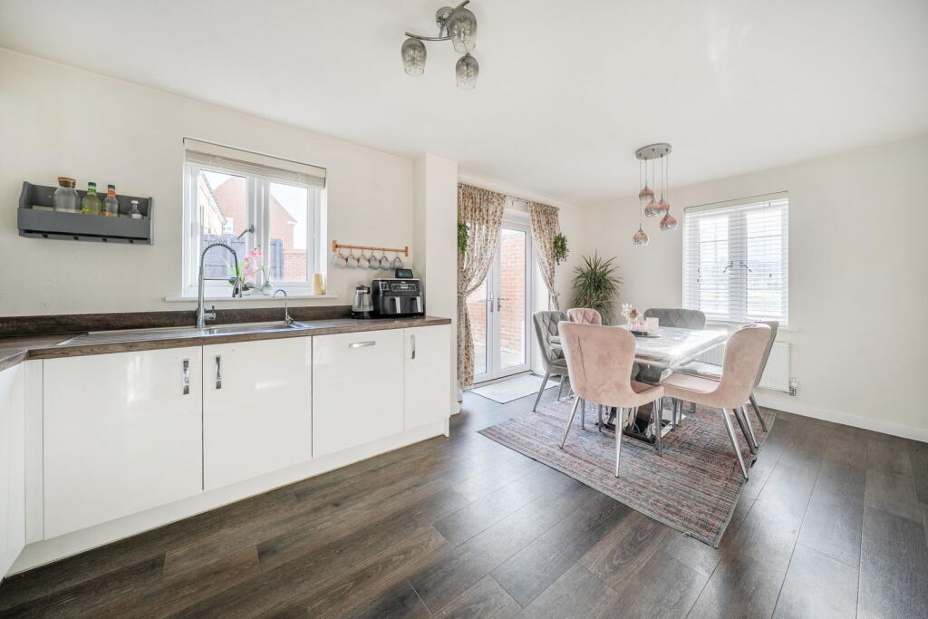 Bye Crescent, Basingstoke RG24 9LW photo 4