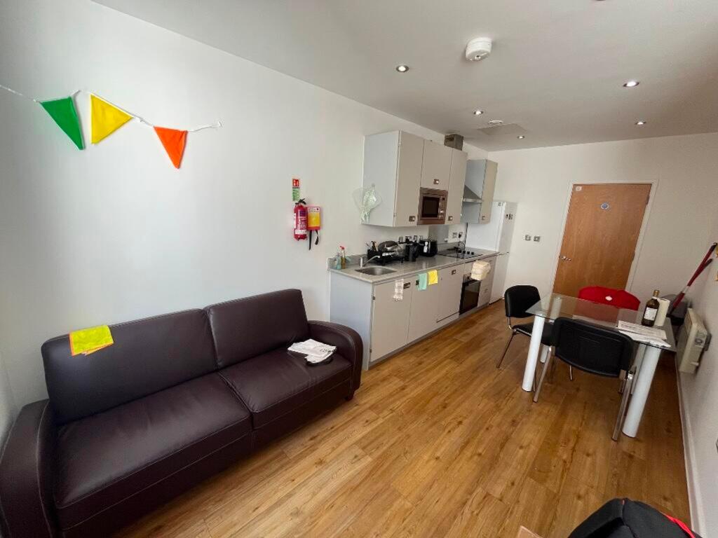 Main image of property: Flat 2, 66A Park Street, Bristol, BS1 5JN