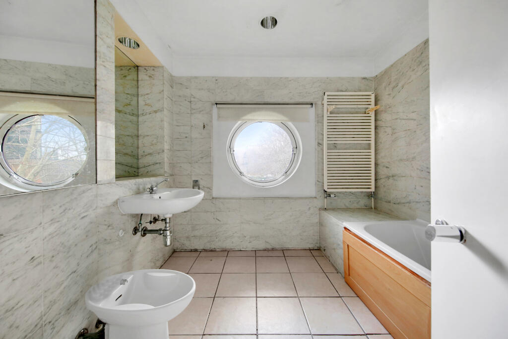 Chandlers Mews, E14 photo 3