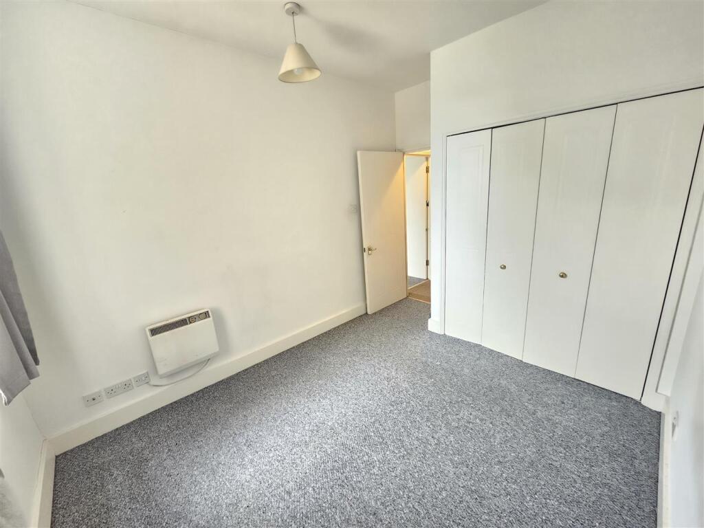 Apartment in Egham - View 4
