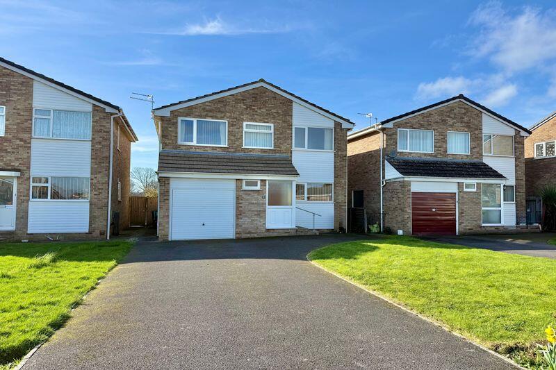 Lapwing Gardens, Worle - DECEPTIVE EXTENDED HOME photo 2