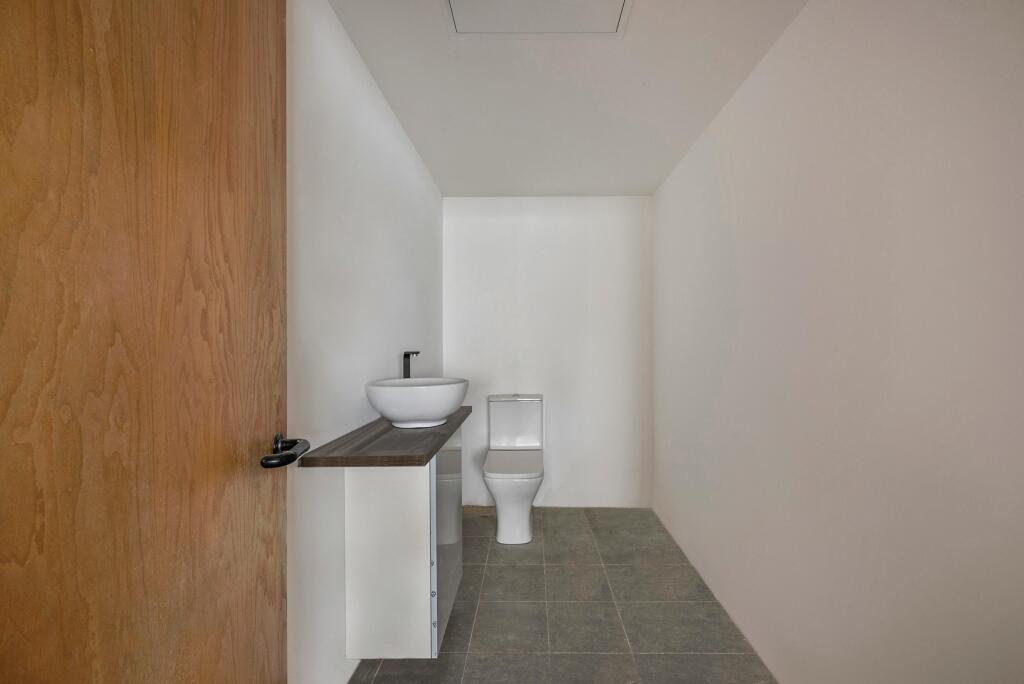 bathroom 5.jpg
