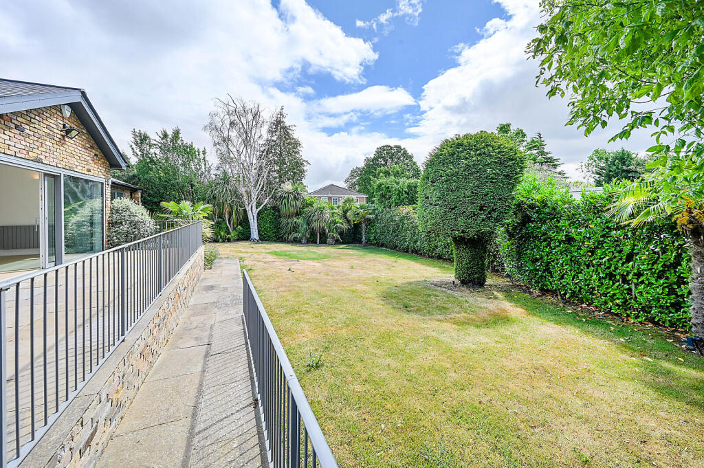 Fitzgeorge Avenue, Coombe, New Malden, KT3 photo 3