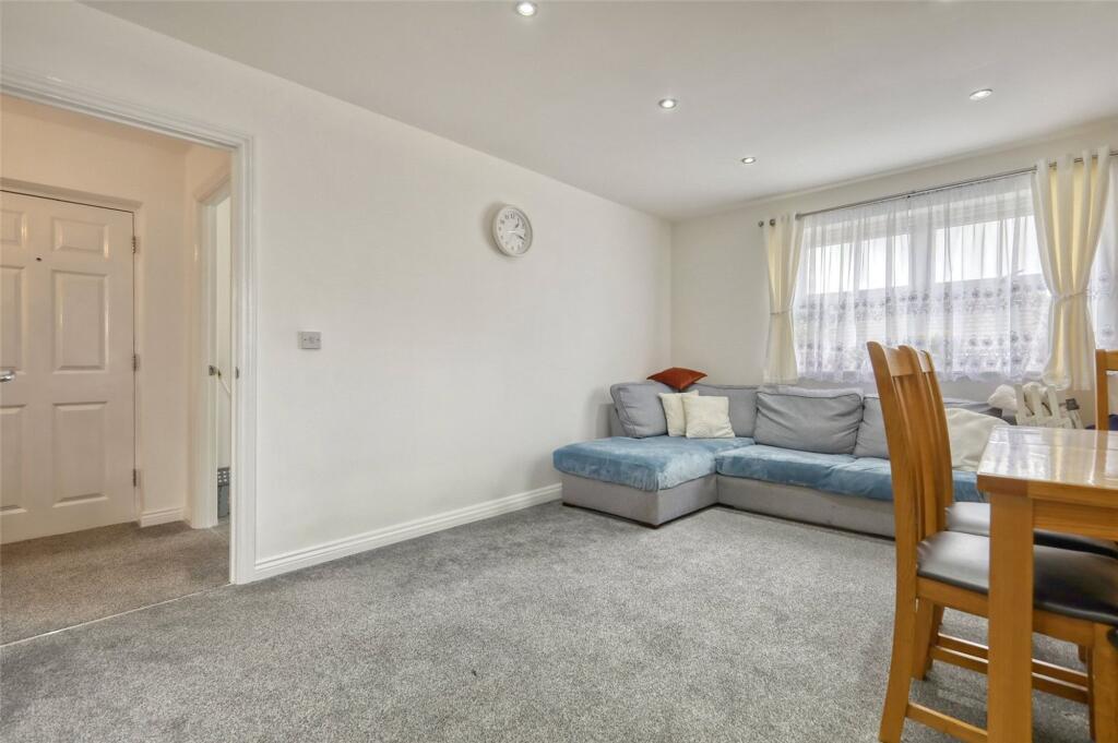 St. Stephens Crescent, Chadwell St. Mary, RM16 photo 2