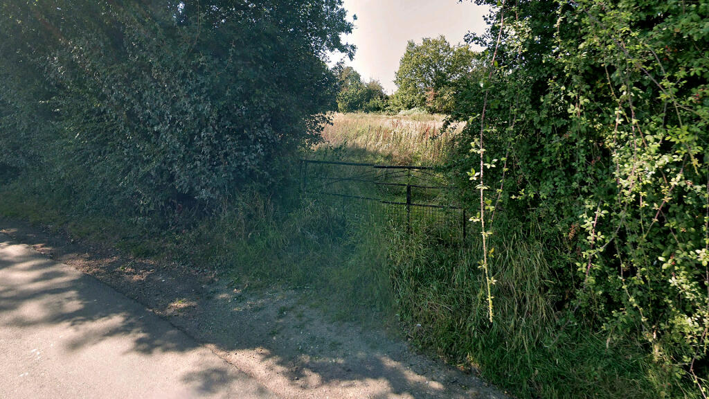 Private gated access on Warren Lane.