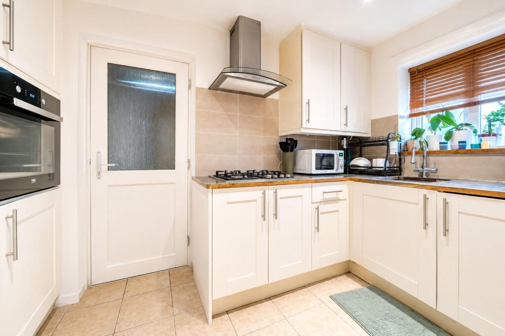 Apartment in Guildford, Westborough - View 4