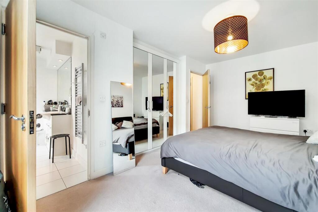 Apartment in London, Custom House, Canning Town - More