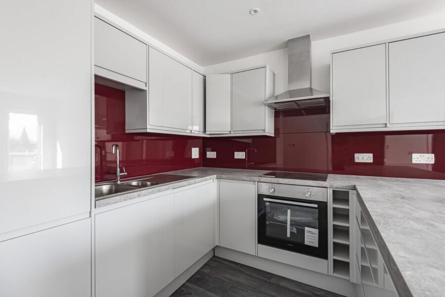 Apartment in Kingston upon Thames - View 4
