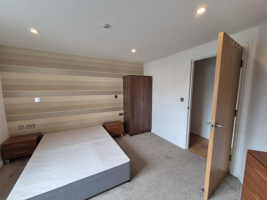 Apartment in Altrincham, Hale - View 2