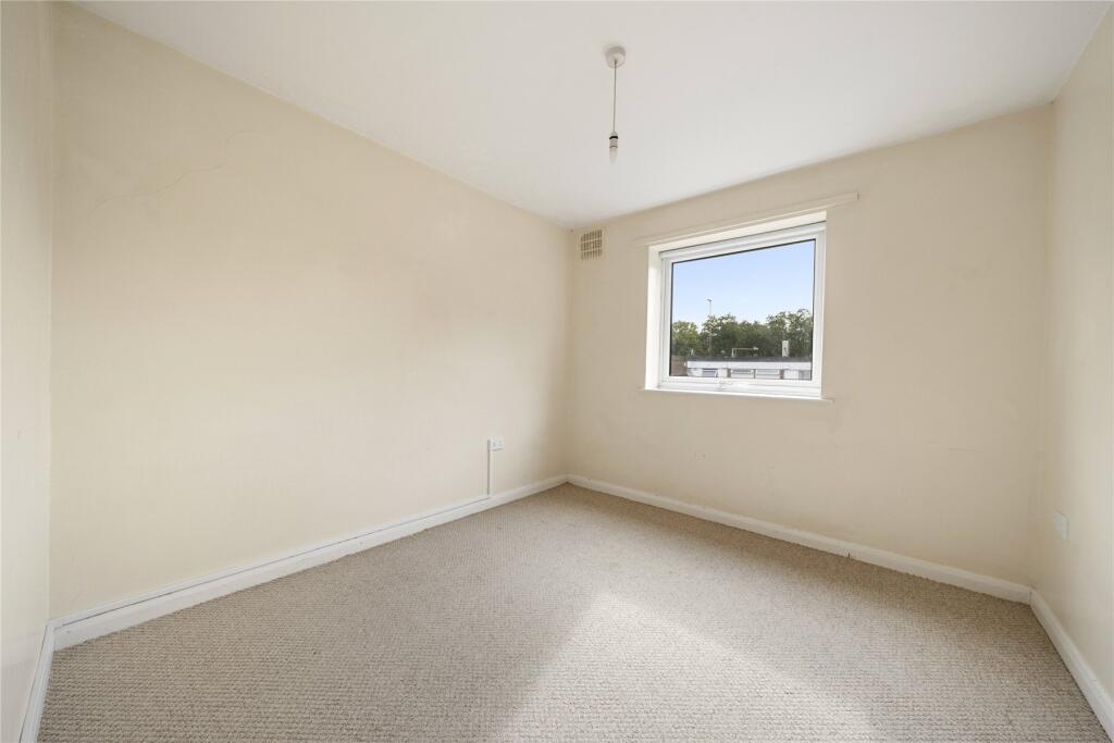 Apartment in Elmbridge, Weybridge - More